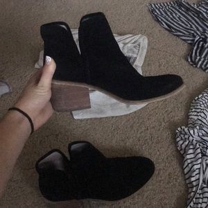 Hinge booties